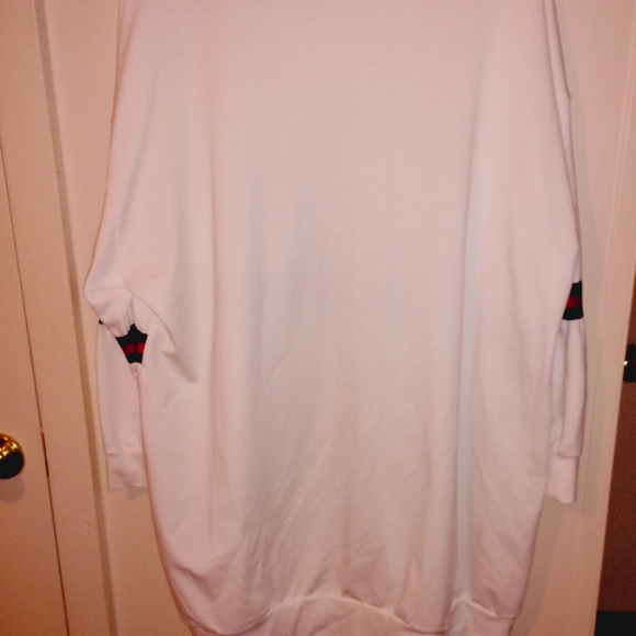 Stylish White Long Sleeve Top with Bold Stripe - Picture 2 of 4